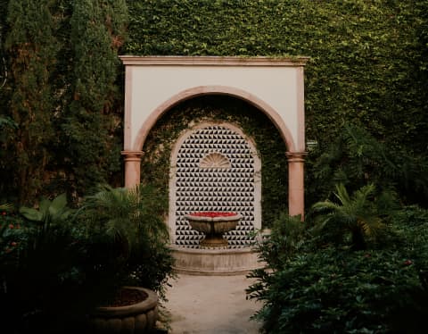 With a portico frame, the pretty fountain at Casa Limon has a repeat geometric pattern in white and deep blue ceramic tiles.