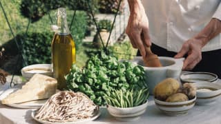A chef makes Trenette Avvantaggiate on a sunny balcony with green beans, pesto and potatoes